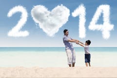 Familia asiática que disfruta de día de fiesta del Año Nuevo Imagenes de archivo Familia asiática que disfruta de día de fiesta del Año Nuevo Imagenes de archivo