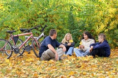 Familia - caminata del otoño Familia - caminata del otoño