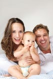 Familia caucásica feliz que sonríe con el bebé fotografía de archivo libre de regalías Familia caucásica feliz que sonríe con el bebé fotografía de archivo libre de regalías