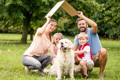 Familia con el tejado de la cartulina Imagen de archivo Familia con el tejado de la cartulina Imagen de archivo