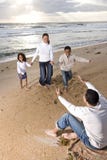 Familia del African-American que se ejecuta al papá en la playa fotos de archivo Familia del African-American que se ejecuta al papá en la playa fotos de archivo