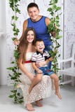 Familia en un oscilación Imagen de archivo libre de regalías Familia en un oscilación Imagen de archivo libre de regalías