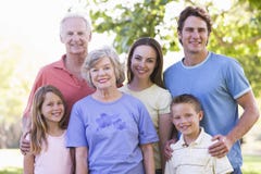Familia extensa que se coloca en la sonrisa del parque Familia extensa que se coloca en la sonrisa del parque