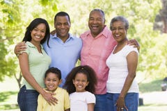 Familia extensa que se coloca en la sonrisa del parque Familia extensa que se coloca en la sonrisa del parque