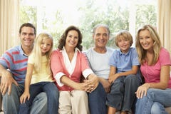 Familia extensa que se relaja en el país junto imagen de archivo libre de regalías Familia extensa que se relaja en el país junto imagen de archivo libre de regalías