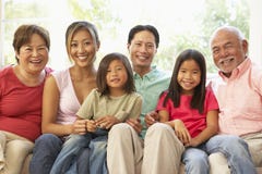 Familia extensa que se relaja en el sofá en el país junto imagen de archivo libre de regalías Familia extensa que se relaja en el sofá en el país junto imagen de archivo libre de regalías
