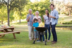 Familia extensa que tiene una barbacoa fotos de archivo libres de regalías Familia extensa que tiene una barbacoa fotos de archivo libres de regalías