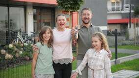 Familia feliz cerca de su nueva casa Concepto 6 de las propiedades inmobiliarias Se divierten mucho junto almacen de metraje de vídeo Familia feliz cerca de su nueva casa Concepto 6 de las propiedades inmobiliarias Se divierten mucho junto almacen de metraje de vídeo