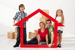 Familia feliz con los niños que se trasladan a su nuevo hogar Familia feliz con los niños que se trasladan a su nuevo hogar