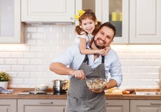 Familia feliz en cocina La hija del padre y del niño amasa la pasta a imagenes de archivo Familia feliz en cocina La hija del padre y del niño amasa la pasta a imagenes de archivo