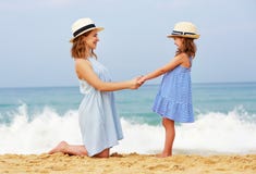 Familia feliz en la playa abrazo de la hija de la madre y del ni?o en el mar imagen de archivo Familia feliz en la playa abrazo de la hija de la madre y del ni?o en el mar imagen de archivo