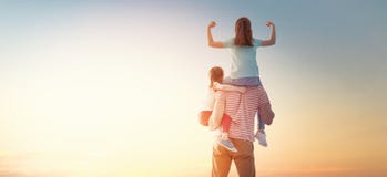 Familia feliz en la puesta del sol imagen de archivo libre de regalías Familia feliz en la puesta del sol imagen de archivo libre de regalías