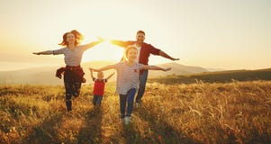 Familia feliz: madre, padre, niños hijo e hija en sunse Imagen de archivo libre de regalías Familia feliz: madre, padre, niños hijo e hija en sunse Imagen de archivo libre de regalías