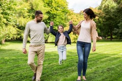 Familia feliz que camina en parque del verano y que se divierte foto de archivo Familia feliz que camina en parque del verano y que se divierte foto de archivo