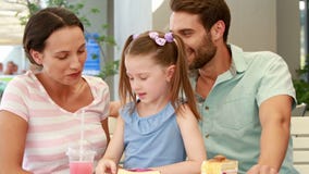 Familia feliz que disfruta del almuerzo en un restaurante Familia feliz que disfruta del almuerzo en un restaurante