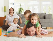 Familia feliz que se divierte fotos de archivo libres de regalías Familia feliz que se divierte fotos de archivo libres de regalías