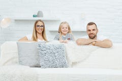 Familia feliz que se divierte en el país imagenes de archivo Familia feliz que se divierte en el país imagenes de archivo