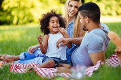Familia feliz que tiene tiempo de la diversión en comida campestre Foto de archivo Familia feliz que tiene tiempo de la diversión en comida campestre Foto de archivo