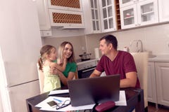 Familia feliz que tiene tiempos de la diversi?n en casa fotografía de archivo libre de regalías Familia feliz que tiene tiempos de la diversi?n en casa fotografía de archivo libre de regalías