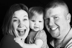 Familia feliz sonriente, blanco y negro fotografía de archivo Familia feliz sonriente, blanco y negro fotografía de archivo