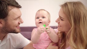 Familia hermosa con el bebé Amor dulce de la familia Mamá y papá que besan a la muchacha del niño almacen de video Familia hermosa con el bebé Amor dulce de la familia Mamá y papá que besan a la muchacha del niño almacen de video