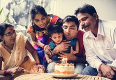 Familia india que celebra una fiesta de cumpleaños fotos de archivo libres de regalías Familia india que celebra una fiesta de cumpleaños fotos de archivo libres de regalías