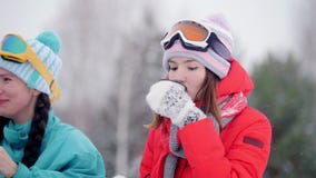 Familia joven del bosque del invierno en la ropa colorida que descansa para arriba por la moto de nieve Derramar la bebida calien metrajes Familia joven del bosque del invierno en la ropa colorida que descansa para arriba por la moto de nieve Derramar la bebida calien metrajes