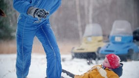 Familia joven del bosque del invierno en la ropa colorida que se divierte en el bosque que corre a la cámara Cámara lenta metrajes Familia joven del bosque del invierno en la ropa colorida que se divierte en el bosque que corre a la cámara Cámara lenta metrajes