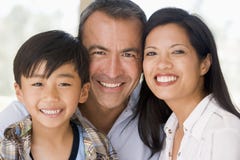 Familia junto que sonríe Familia junto que sonríe