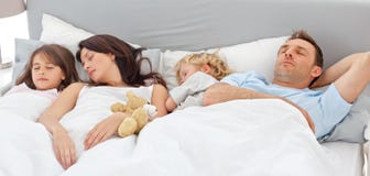 Familia linda que duerme junto imagen de archivo Familia linda que duerme junto imagen de archivo