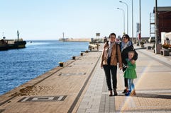 Familia que camina por el mar Báltico fotografía de archivo Familia que camina por el mar Báltico fotografía de archivo