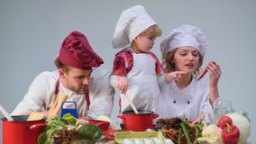 Familia que cocina concepto del fogetherness de la comida de la cocina Familia que cocina la comida en cocina junto Niño pequeño almacen de video Familia que cocina concepto del fogetherness de la comida de la cocina Familia que cocina la comida en cocina junto Niño pequeño almacen de video