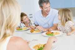 Familia que come la comida de A, mealtime junto foto de archivo Familia que come la comida de A, mealtime junto foto de archivo