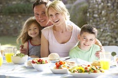 Familia que come una comida del fresco del Al Familia que come una comida del fresco del Al