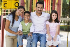 Familia que se divierte en patio Familia que se divierte en patio