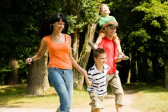 Familia que tiene una caminata imágenes de archivo libres de regalías Familia que tiene una caminata imágenes de archivo libres de regalías