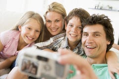 Familia que toma el retrato de uno mismo con las cámaras digitales imágenes de archivo libres de regalías Familia que toma el retrato de uno mismo con las cámaras digitales imágenes de archivo libres de regalías