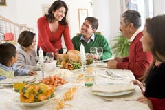 Familia toda junto en la cena de la Navidad Familia toda junto en la cena de la Navidad