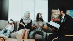 Familia árabe en la recepción en oficina del psicoterapeuta fotografía de archivo libre de regalías Familia árabe en la recepción en oficina del psicoterapeuta fotografía de archivo libre de regalías