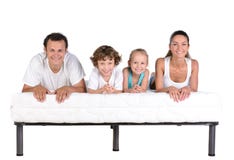 Familie auf der Matratze stockfotografie Familie auf der Matratze stockfotografie