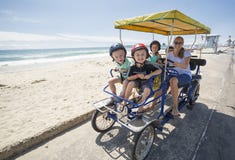 Familie auf einer Surrey-Fahrradfahrt entlang der Küste von Kalifornien lizenzfreie stockbilder Familie auf einer Surrey-Fahrradfahrt entlang der Küste von Kalifornien lizenzfreie stockbilder