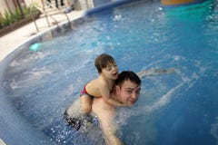 Familie in de pool royalty-vrije stock fotografie Familie in de pool royalty-vrije stock fotografie
