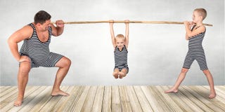 Familie des starken Mannes Der Vater von zwei Söhnen im Weinlesekostüm von Athleten führen Stärkeübungen durch Familienblick stockfotos Familie des starken Mannes Der Vater von zwei Söhnen im Weinlesekostüm von Athleten führen Stärkeübungen durch Familienblick stockfotos