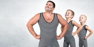 Familie des starken Mannes Der Vater von zwei Söhnen im Weinlesekostüm von Athleten führen Stärkeübungen durch Familienblick lizenzfreies stockfoto Familie des starken Mannes Der Vater von zwei Söhnen im Weinlesekostüm von Athleten führen Stärkeübungen durch Familienblick lizenzfreies stockfoto