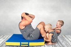 Familie des starken Mannes Der Vater von zwei Söhnen im Weinlesekostüm von Athleten schwingen Presse stockfotografie Familie des starken Mannes Der Vater von zwei Söhnen im Weinlesekostüm von Athleten schwingen Presse stockfotografie