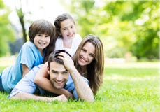 Familie, die auf Gras liegt lizenzfreies stockfoto Familie, die auf Gras liegt lizenzfreies stockfoto