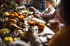 Familie, die Danksagungs-Partei-Konzept feiert Familie, die Danksagungs-Partei-Konzept feiert