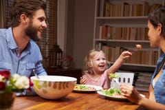 Familie die een diner eten bij een eettafel stock foto Familie die een diner eten bij een eettafel stock foto