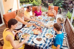 Familie, die ein Gartenfest isst am Tisch hat stockfotos Familie, die ein Gartenfest isst am Tisch hat stockfotos