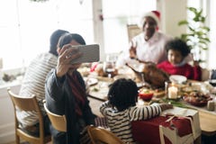 Familie, die ein Weihnachtsessen hat lizenzfreie stockfotografie Familie, die ein Weihnachtsessen hat lizenzfreie stockfotografie